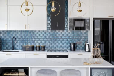 Jakie typy mozaiki będą najbardziej pasowały do kuchni z wyspą otwartą na salon?