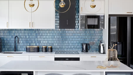 Jakie typy mozaiki będą najbardziej pasowały do kuchni z wyspą otwartą na salon?