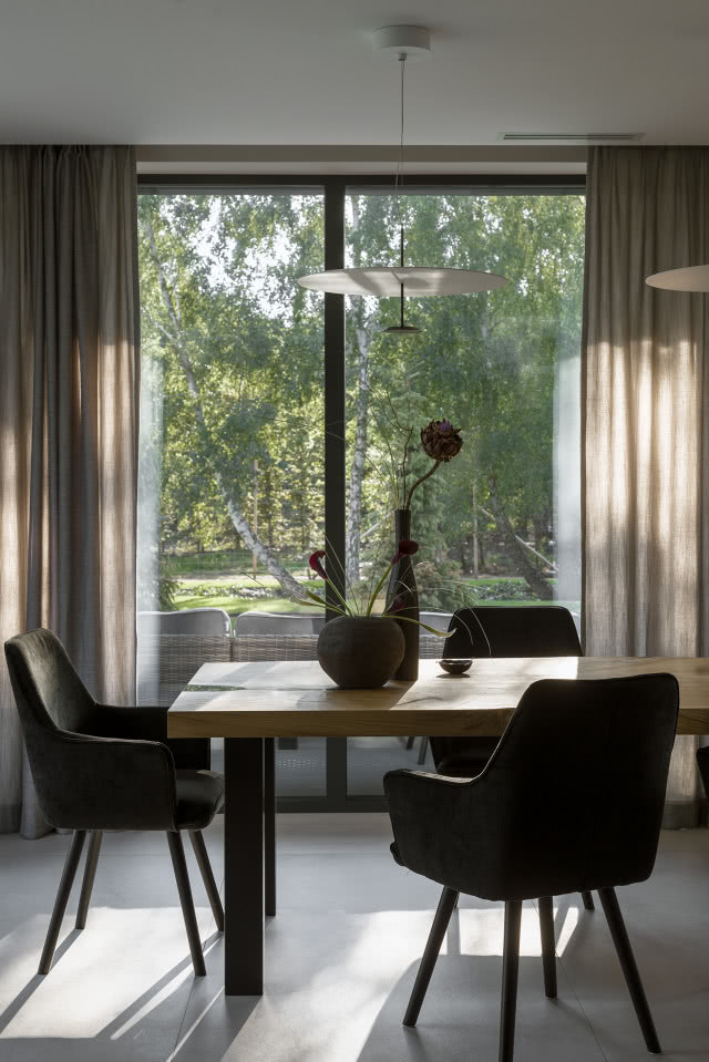 Aranżacja jadalni w otwartym salonie