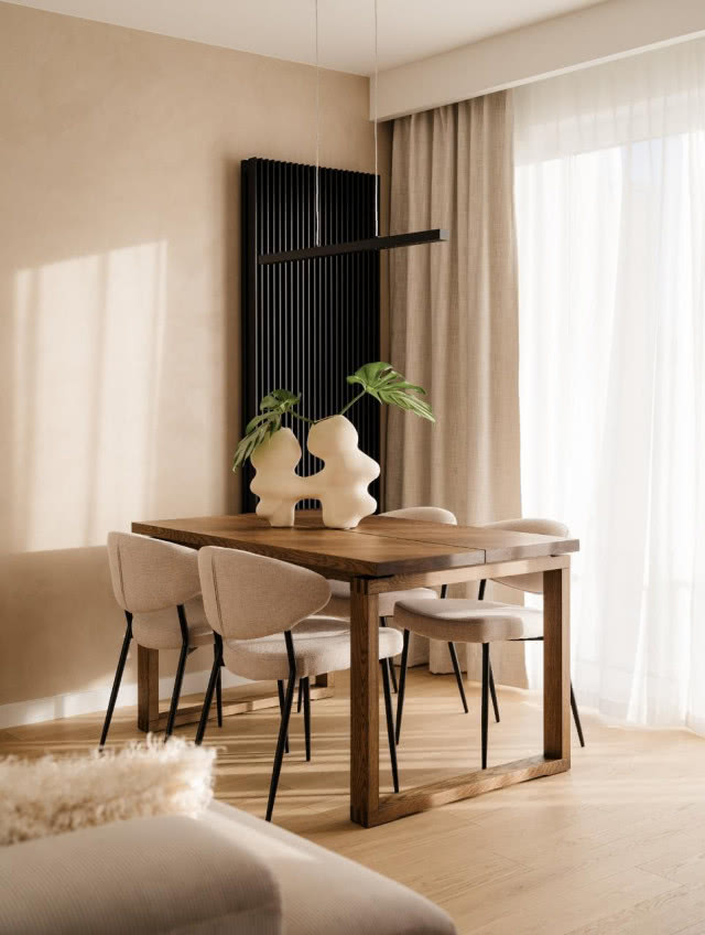 drewniany stół w jadalni