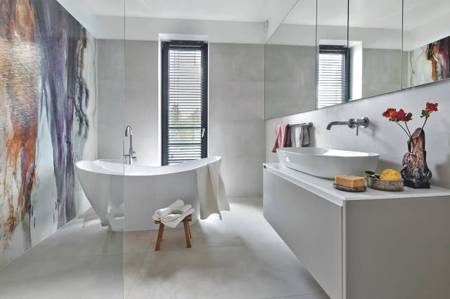 łazienka z tapetą w stylu industrialnym