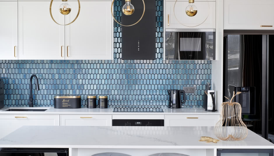 Jakie typy mozaiki będą najbardziej pasowały do kuchni z wyspą otwartą na salon?