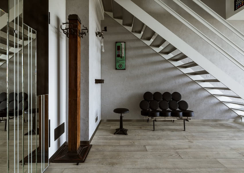 Pod schodami oryginalna sofa Marshmallow,  proj....