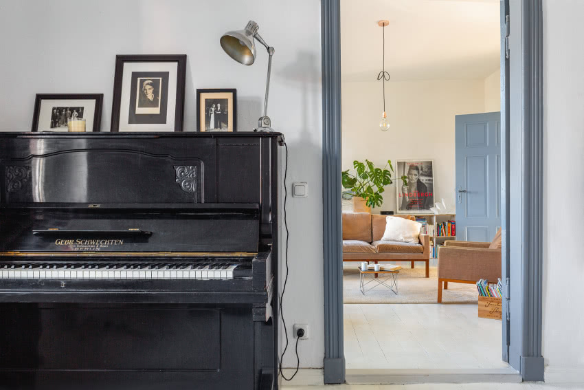 Rodzinne pamiątki i zdjęcia nadają przestrzeni...