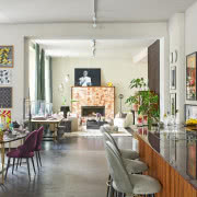 Prosty stolik kawowy z czarnego marmuru w innej...