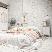 Aranżacja salonu z czerwoną cegłą. Fot. Pinterest