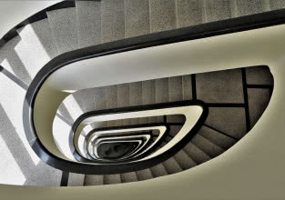 Nie uwierzysz, co kryją te kamienice! Piękne klatki schodowe w Warszawie