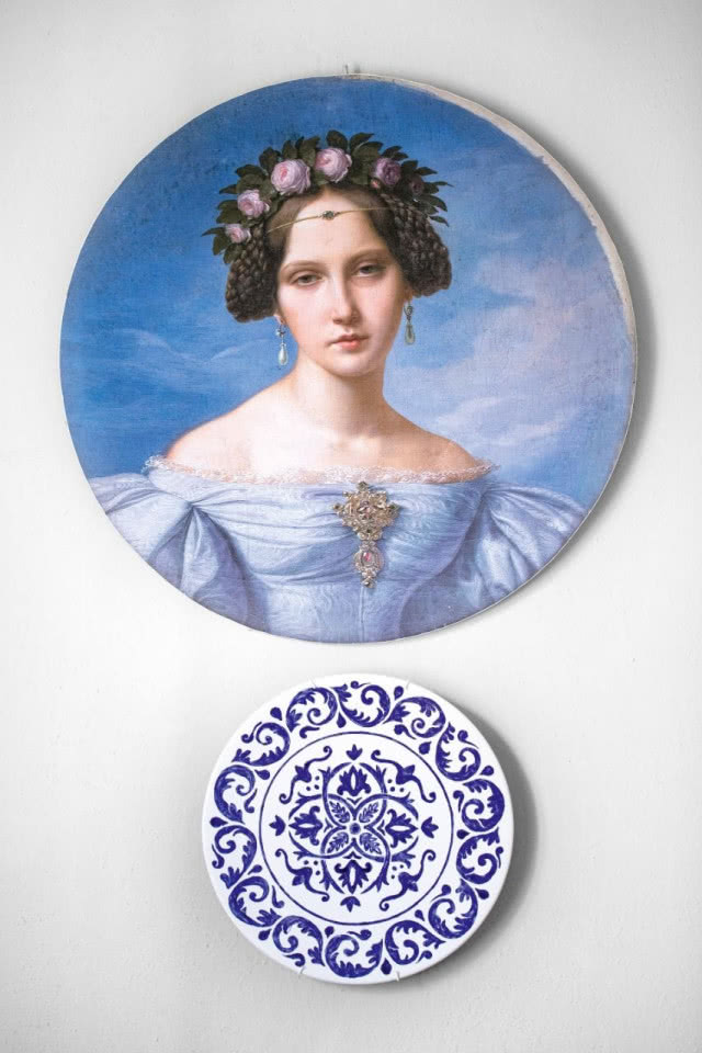 dwa talerze: przedstawiający wizerunek kobiety oraz z kobaltywm wzorem