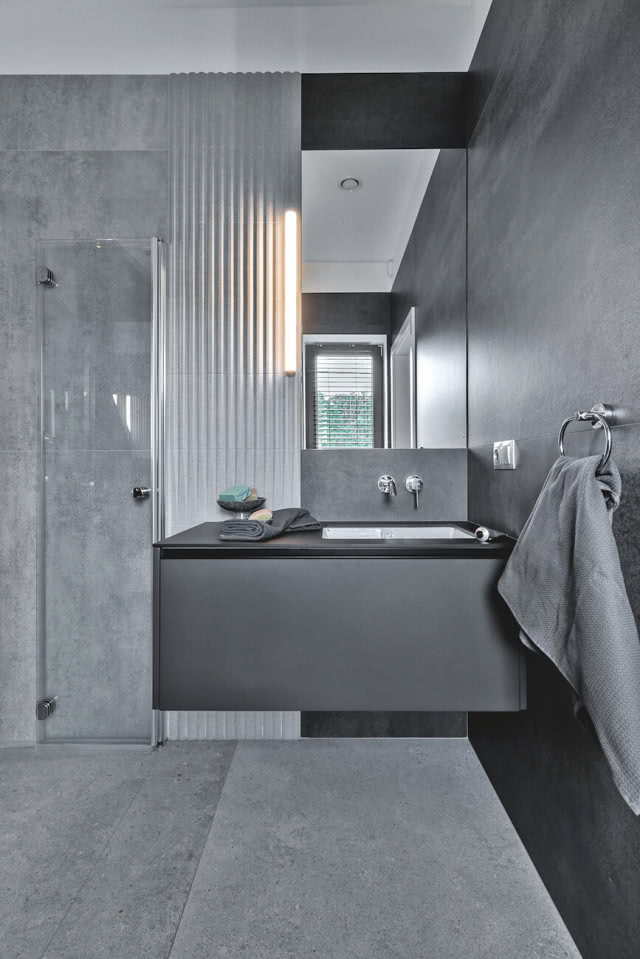 szara łazienki i płytki ryflowane