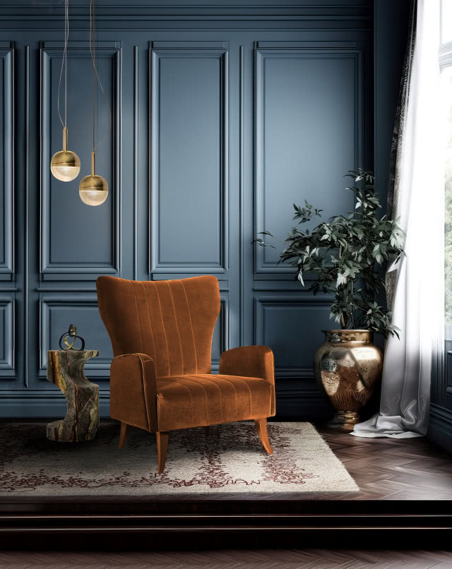 niebieska ściana i musztardowy fotel z wysokim oparciem