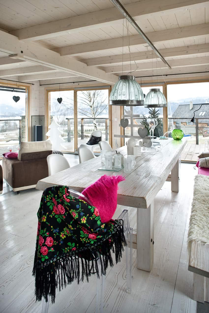 Amarantowe poduszki i ludowa chusta ożywiają...