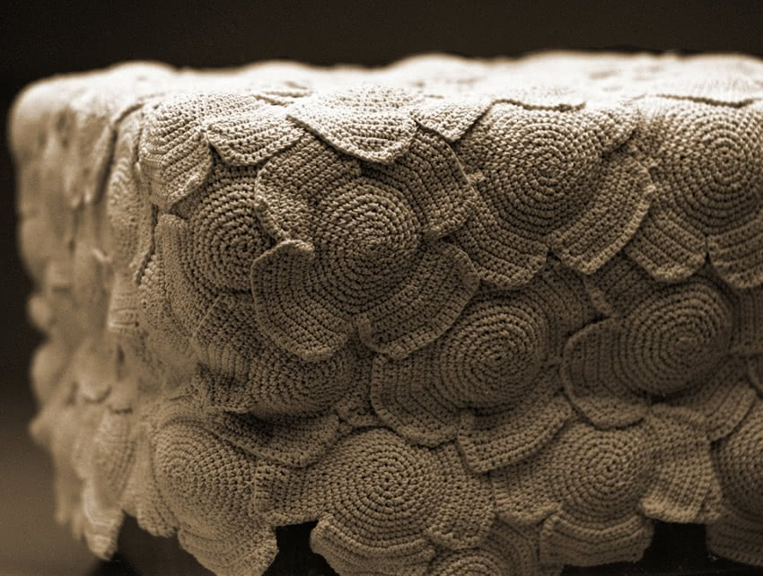 W pełnym rozkwicie Drewniany stołek został...