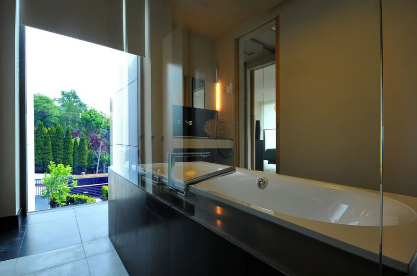 Wannę od niezabudowanego natrysku oddziela szyba.