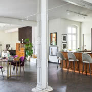 Prosty stolik kawowy z czarnego marmuru w innej...