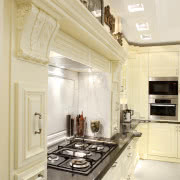 Do pieczołowicie zebranych fotografii, z których...