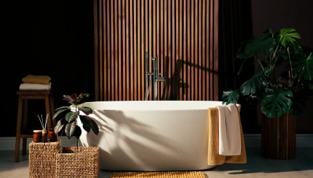 Łazienka z wanną wolnostojącą. Jak ją urządzić, aby pięknie się prezentowała?
