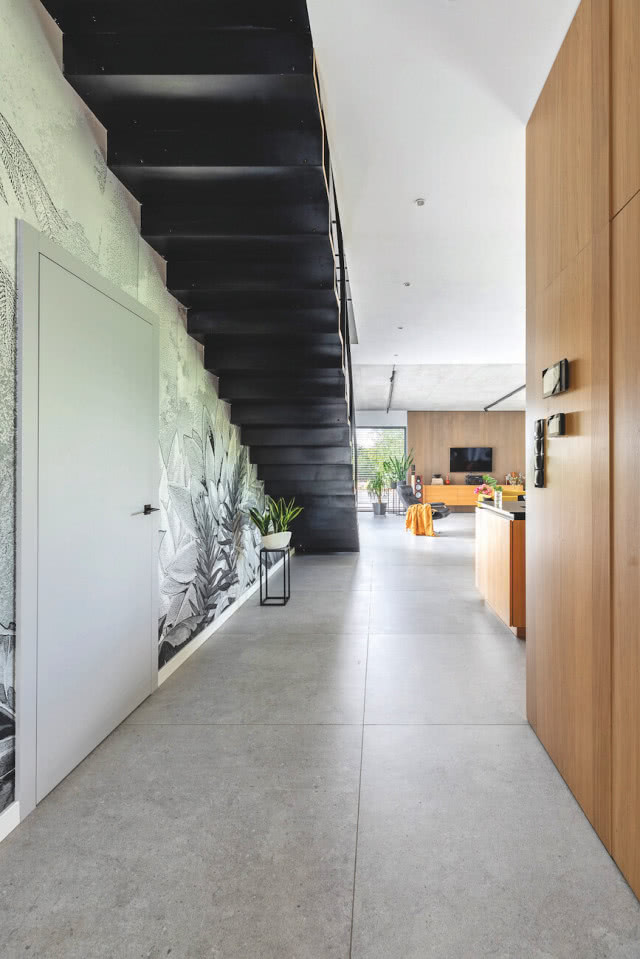 schody czarne w domu