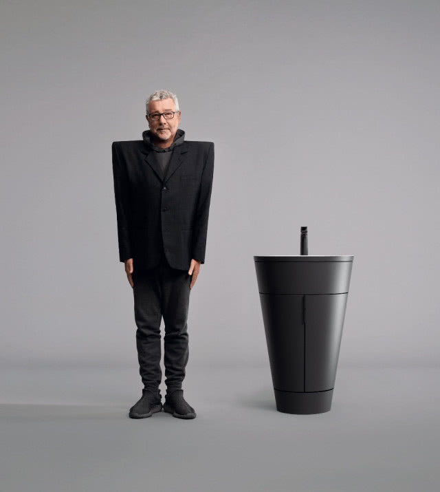 mężczyzna ubrany na czarno z czarną umywalką