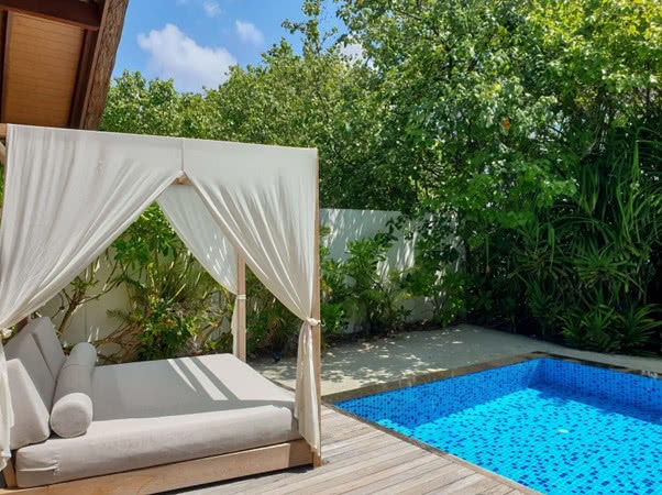 Komfortowe spotkania na świeżym powietrzu? Postaw na pawilon ogrodowy z moskitierą!