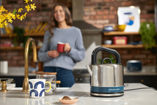 czajnik elektryczny, kubek, słoik z woreczkami herbaty, półki, bateria zlewozmywakowa