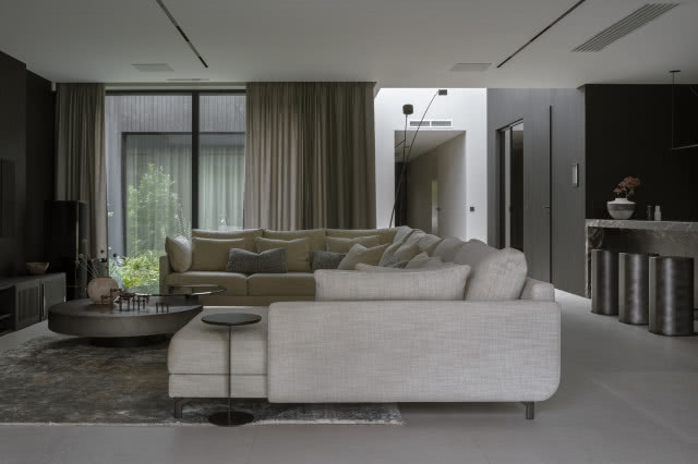 Duży salon z jasną kanapą