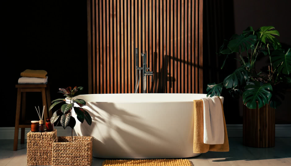 Łazienka z wanną wolnostojącą. Jak ją urządzić, aby pięknie się prezentowała?