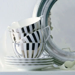Dekorowana platynowymi paskami porcelana Platinum bone china, proj. Jasper Conran, Wedgwood, MONETTI
