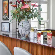 Prosty stolik kawowy z czarnego marmuru w innej...