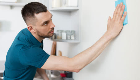 Tłusta plama szpeci ścianę? Jest na to szybki i tani sposób
