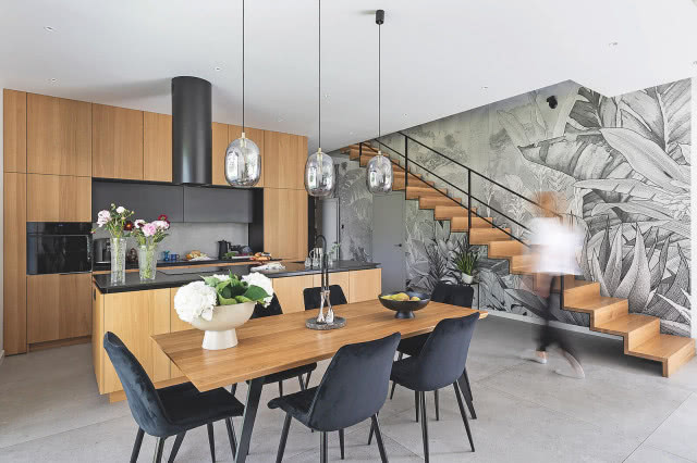 Wzorzysta tapeta na ścianie w kuchni