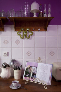 Fioletowe ściany i białe płytki w rustykalnej kuchni