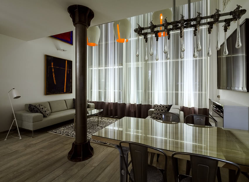 Stalowa kolumna optycznie oddziela kuchnie od...