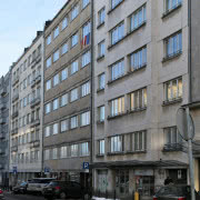 Fasady kamienic przy Noakowskiego 12 i 16...