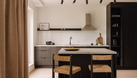 Minimalistyczne mieszkanie w odcieniach beżu. Dominują w nim organiczne kształty!