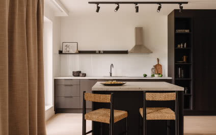 Minimalistyczne mieszkanie w odcieniach beżu. Dominują w nim organiczne kształty!