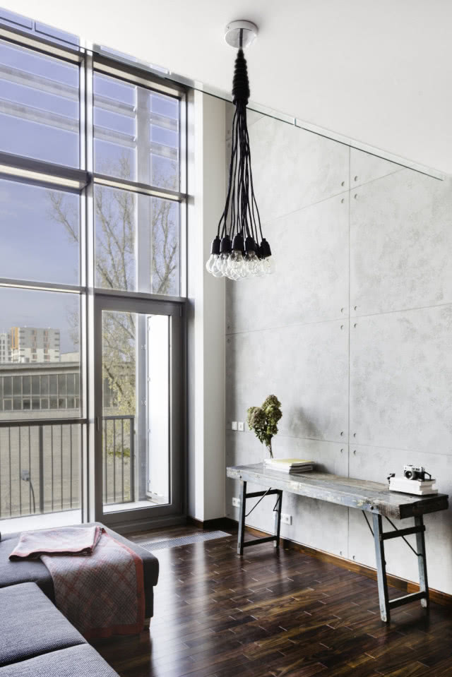 Surowe piękno loftu na warszawskim Mokotowie