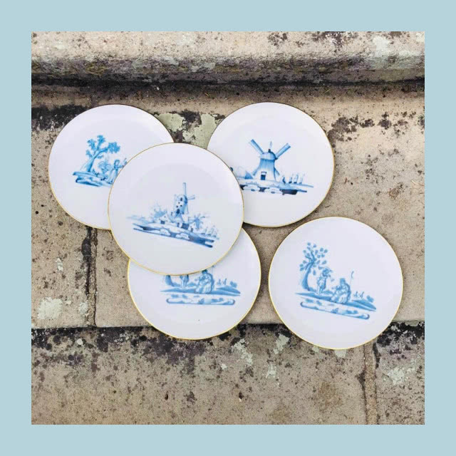 talerze w motywem wiatraków