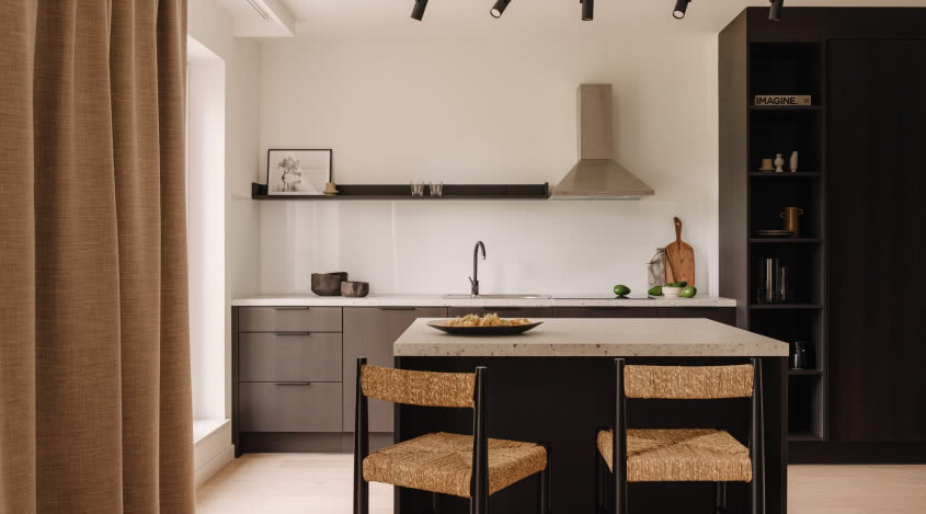 Minimalistyczne mieszkanie w odcieniach beżu. Dominują w nim organiczne kształty!