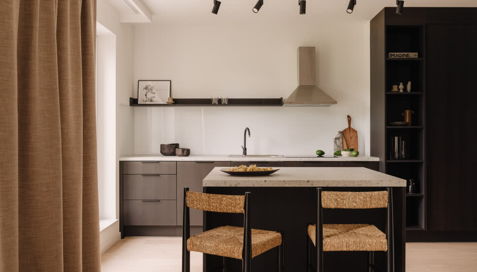 Minimalistyczne mieszkanie w odcieniach beżu. Dominują w nim organiczne kształty!