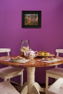 Fioletowe ściany i derwniane meble w rustykalnej kuchni