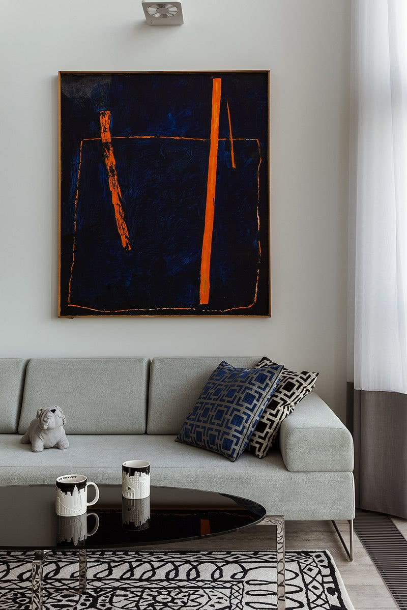 Nowoczesnemu minimalizmowi ciepła dodają tkaniny...