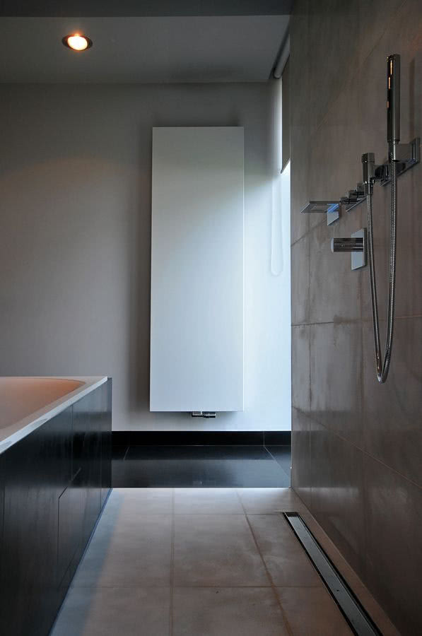 Minimalistyczny biały panel grzejnika Vasco Niva...