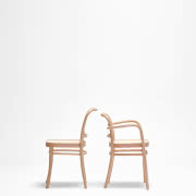 Na rodzinę Benko składa się krzesło w wersji z...