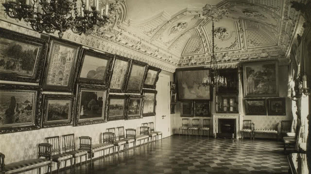 czarnobiała fotografia, sala z obrazami