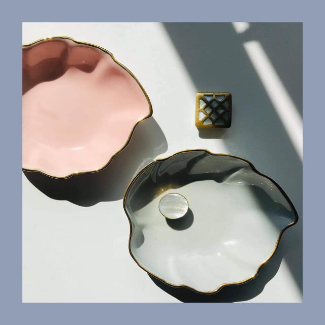 dwa talerze w kształcie liścia