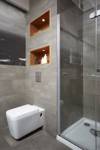 Szarosć i drewnio - nowoczena łazienka