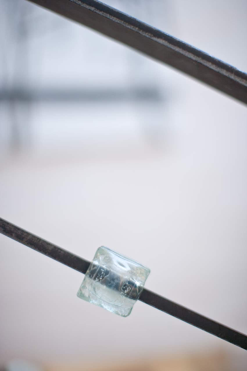 Szklane "paciorki" zdobią kutą balustradę.