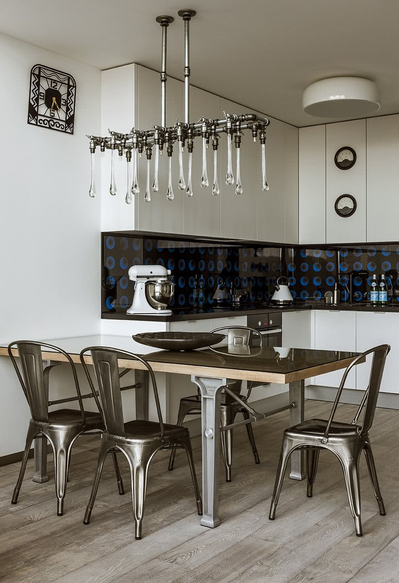 Stalowe krzesła Tolix, stół na kutych nogach i...