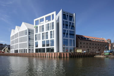 W Gdańsku powstał nowy hotel sieci Holiday Inn. Urzeka przepięknymi wnętrzami!