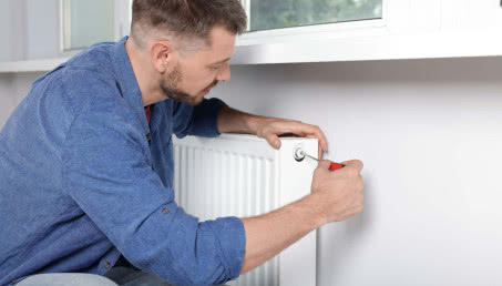 Zimny grzejnik? Jak odpowietrzyć kaloryfery - poradnik krok po kroku